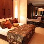מלון Cratos Premium Hotel, Casino, Port & 5*