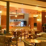 Cratos Premium Hotel, Casino, Port & מלון
