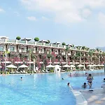 Cratos Premium Hotel, Casino, Port & מלון Kazaphani