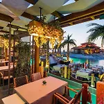 Cratos Premium Hotel, Casino, Port & מלון