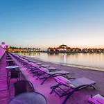 מלון Cratos Premium Hotel, Casino, Port & 5*