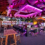 Cratos Premium Hotel, Casino, Port & מלון 5*