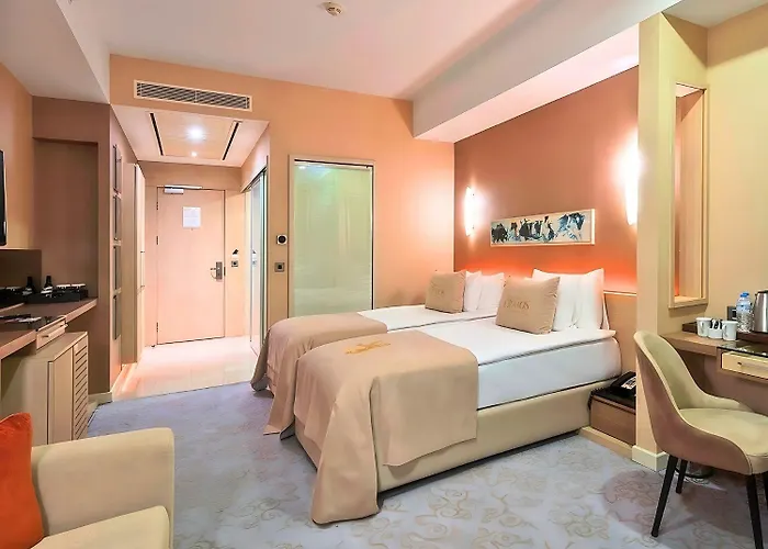 Cratos Premium Hotel, Casino, Port & ホテル Kazaphani