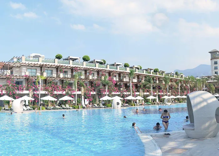 Cratos Premium Hotel, Casino, Port & ホテル Kazaphani