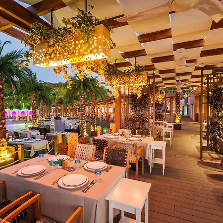 Cratos Premium Hotel, Casino, Port & 5* Kazaphani