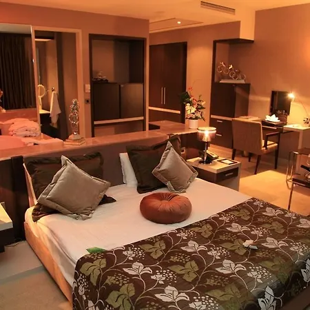 Otel Cratos Premium Hotel, Casino, Port &