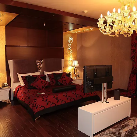 Cratos Premium Hotel, Casino, Port & Kazaphani