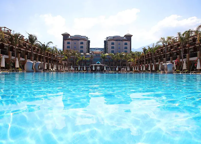 Cratos Premium Hotel, Casino, Port & Hotel Kazaphani