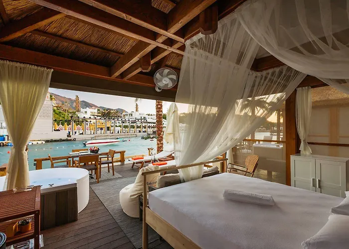 Cratos Premium Hotel, Casino, Port & Kazaphani